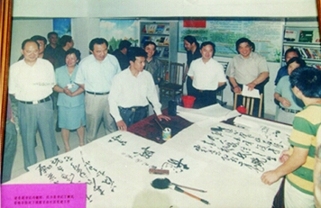王加喜老师应邀为江苏省委副书记冯敏刚，省人大副主任丁解民现场挥毫