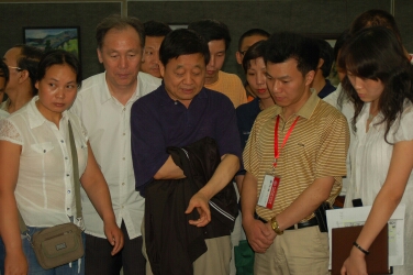 胡抗美主席与王加喜老师探讨书法