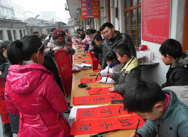 王老师带领学生在化工新村为民写春联